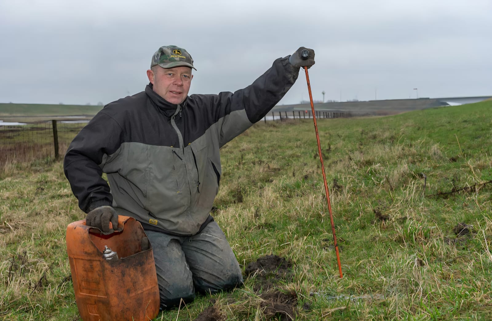Aart Koppert aan de dijk aan het werk